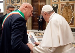 Il sindaco omaggia Papa Francesco con l'icona di Maria di Capo Colonna - Foto: ©Vatican Media