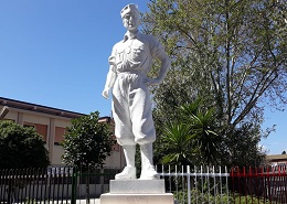 La statua dedicata alla memoria degli ex internati 