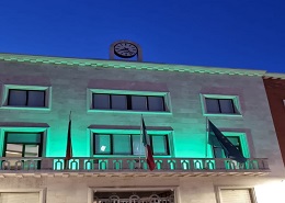 Il palazzo di Città colorato di verde
