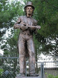 La statua che a Crotone ricorda Rino Gaetano