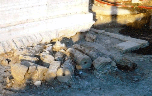 Resti di colonne in corso di scavo