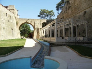 Il parco nel fossato del Castello Carlo V