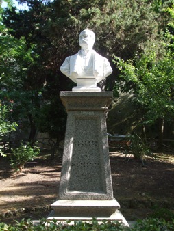 Il busto a R. Lucente nella Villa comunale 