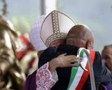 Il sindaco di Amatrice ai funerali dei suoi concittadini (foto Repubblica)
