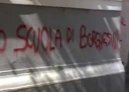 Una delle pareti vandalizzate