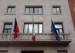 Bandiere a mezz'asta sul palazzo comunale