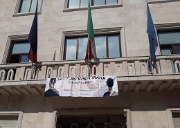 Lo striscione sul Palazzo di Città