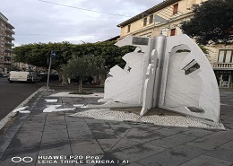 La statua danneggiata