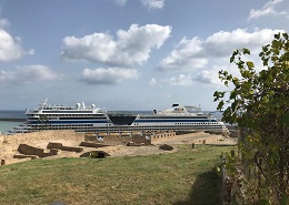 Una nave da crociera nel porto di Crotone