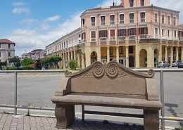 Una delle panchine in piazza Pitagora