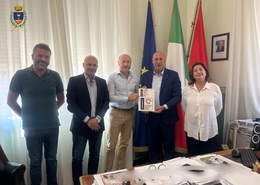 Un momento della consegna del riconoscimento 