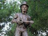 La statua che a Crotone ricorda Rino Gaetano