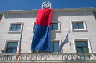 Il palazzo comunale rosso blu