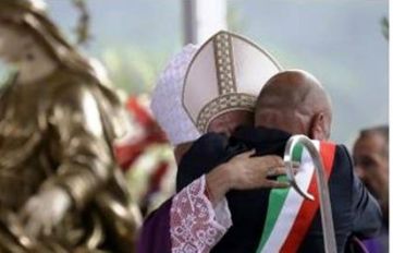 Il sindaco di Amatrice ai funerali dei suoi concittadini (foto Repubblica)