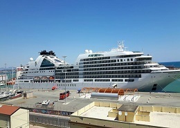 Una nave da crociera nel porto di Crotone