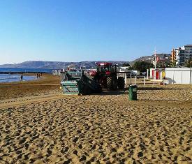 Mezzi in azione sulla spiaggia