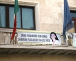 Lo striscione sul Palazzo Comunale