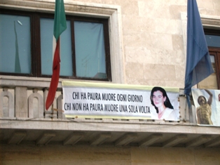 Lo striscione sul Palazzo Comunale