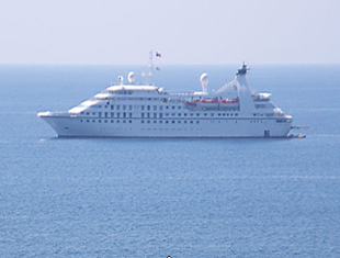 Seabourn al largo di Le Castella