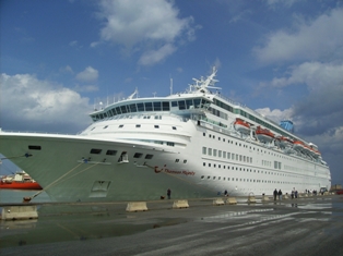 Una nave da crociera nel porto di Crotone