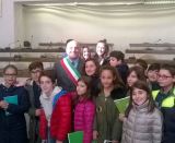 Il sindaco Pugliese con alcuni alunni delle scuole cittadine