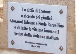 La targa nel giardino Falcone e Borsellino