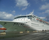 Una nave da crociera nel porto di Crotone