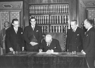 Enrico De Nicola firma la Costituzione