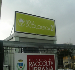 Isola Ecologica 2 nel quartiere Tufolo